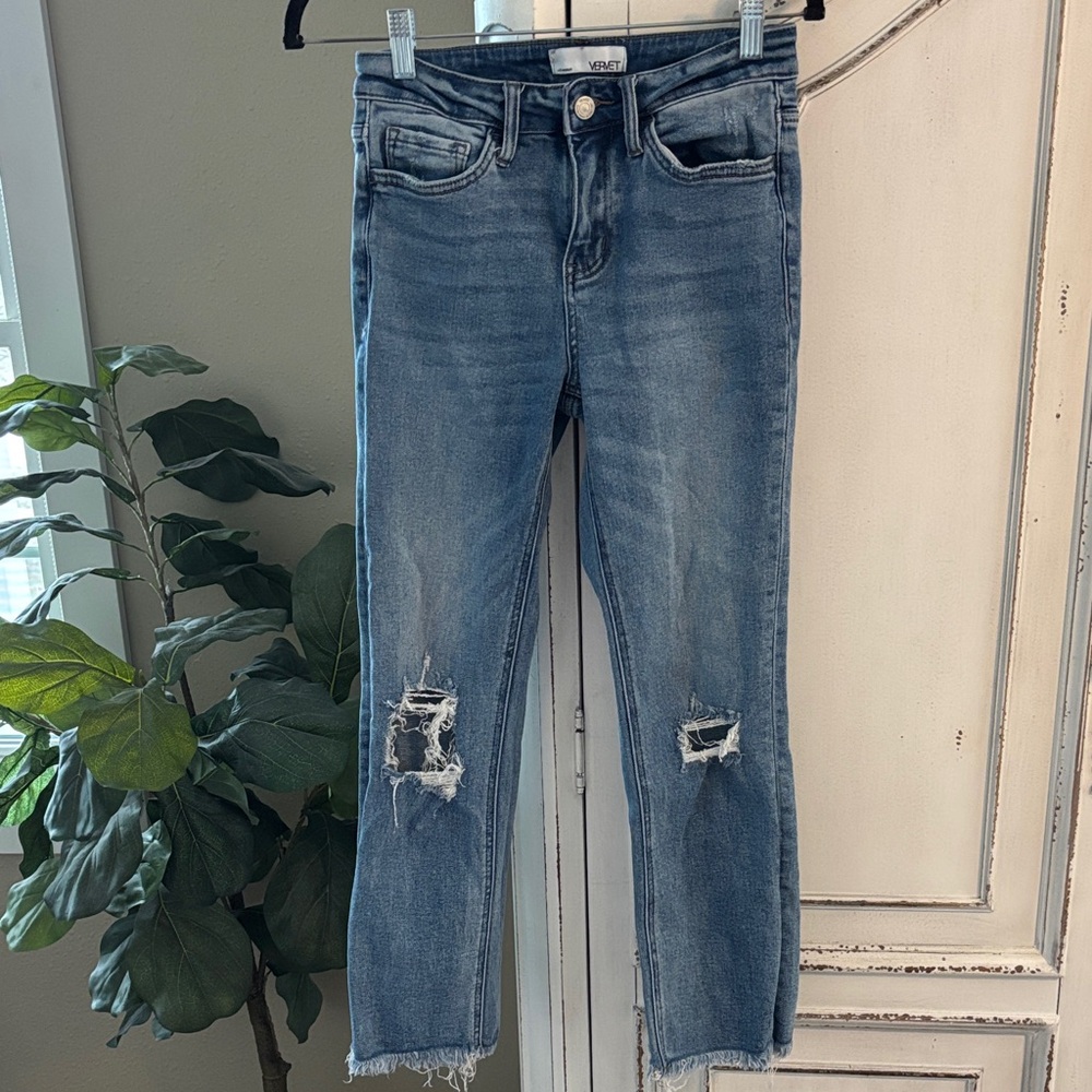 Vervet Frayed Hem Blue Distressed Medium Wash Jeans Women’s Size 25 Style V2210